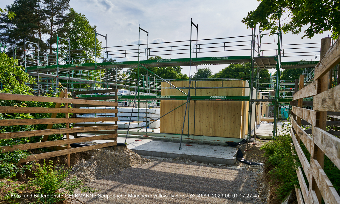 01.06.2023 - Neue Holzwände für das Haus für Kinder in Neuperlach in München